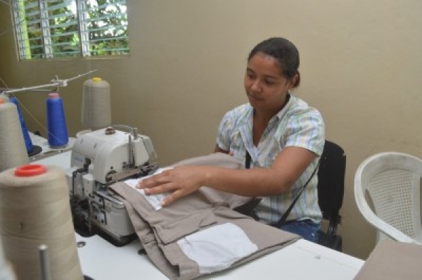 Mujeres de Hato Nuevo y Los Alcarrizos generan ingresos con las visitas sorpresa.