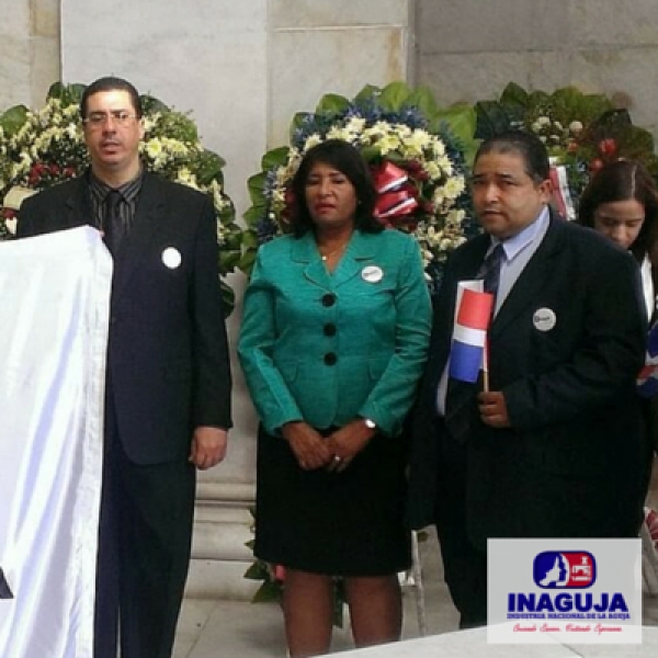 La INAGUJA deposita ofrenda Floral en Altar de la Patria.