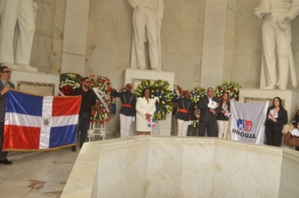 INAGUJA DEPOSITA OFRENDA FLORAL EN EL ALTAR DE LA PATRIA CON MOTIVO AL MES DE LA PATRIA.