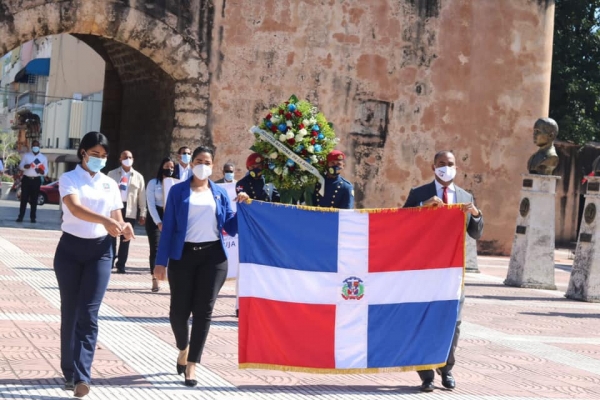 La INAGUJA deposita ofrenda floral en conmemoración  del mes de la patria